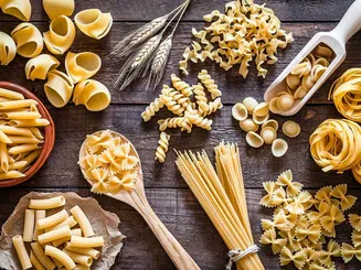 Variedad de pasta seca sobre una mesa de madera