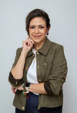María Fernanda Contramaestre, nutricionista, sonriendo con la mano en la barbilla