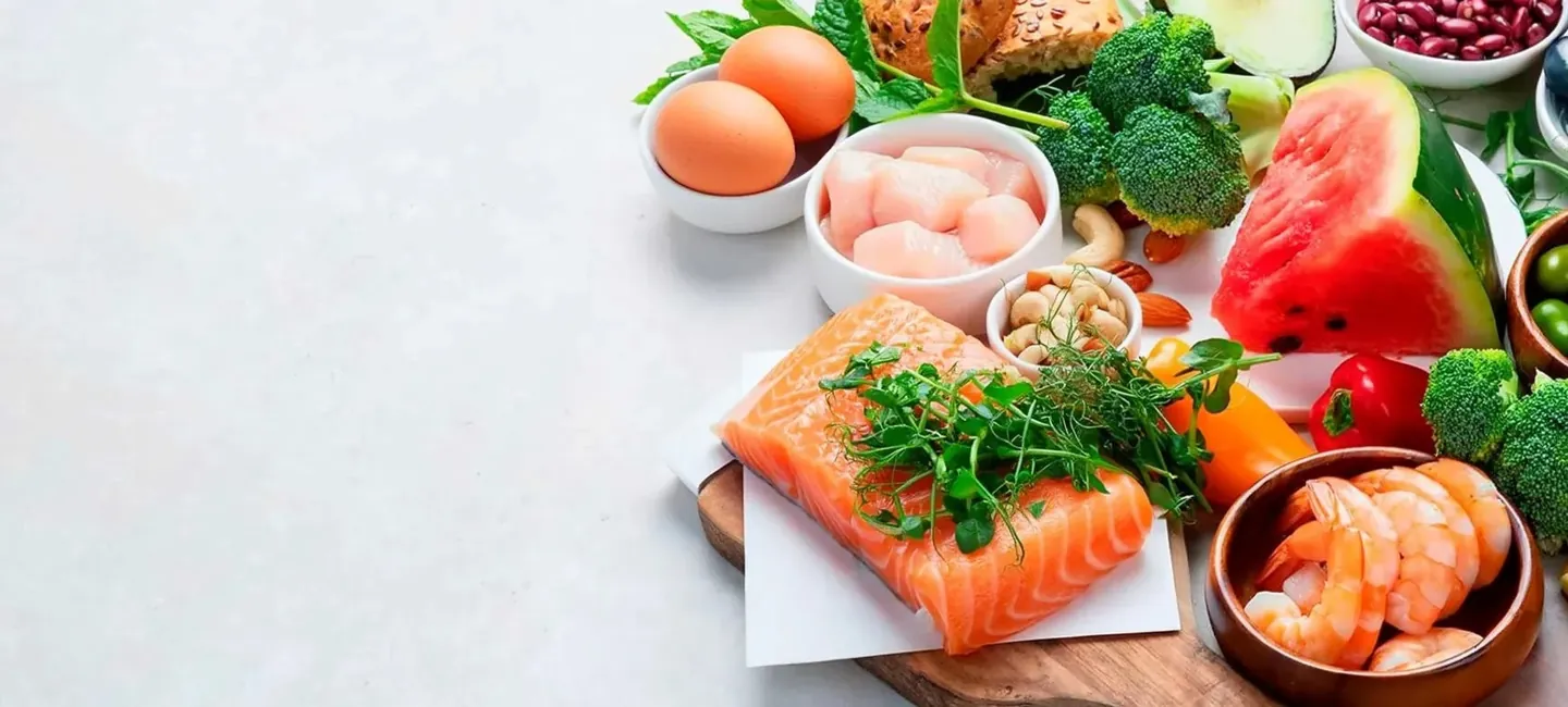 Salmón, pollo, huevos, brócoli, sandía, gambas y legumbres: alimentos frescos para una alimentación saludable