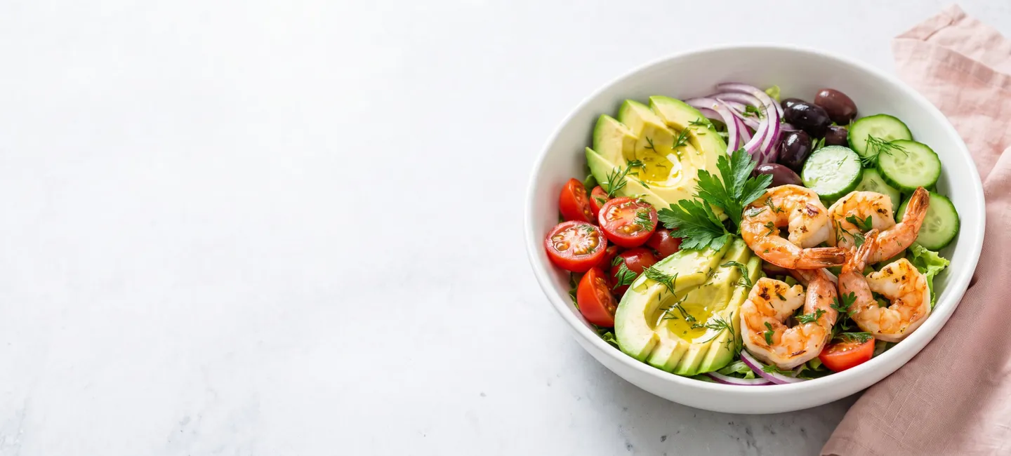 Ensalada mediterránea con langostinos, aguacate, tomates cherry, pepino y aceitunas