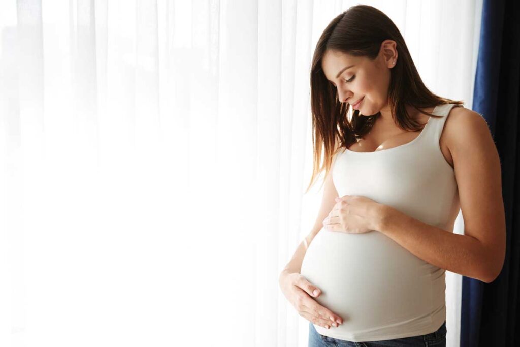 Una mujer embarazado sonrie por haberlo conseguido gracias a la naprotecnología en Murcia