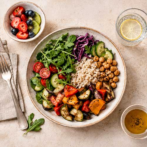 Menú equilibrado con verduras, legumbres, cereales integrales y proteínas saludables